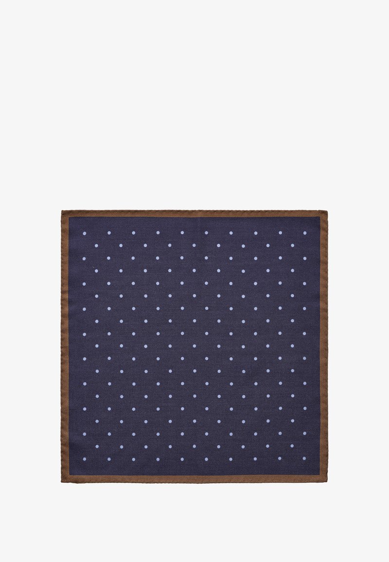 Fazzoletto da taschino quadrato blu navy con un motivo a pois azzurri, bordato da un bordo marrone. Realizzato in tessuto morbido.