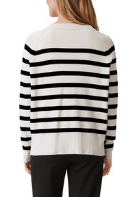 Maglione a righe bianco e nero, con righe orizzontali, bordo a costine e maniche lunghe con scollo rotondo.