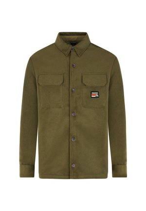 Zielona polarowa kurtka z kołnierzem, dwoma kieszeniami na piersi i naszywką. Posiada zapięcia na guziki i długie rękawy. Miękka tekstura.