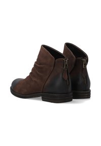 Bruine suède enkellaarsjes met zwarte leren accenten, met een slouchy design en twee ritsen aan de achterkant. Lage gestapelde hak.
