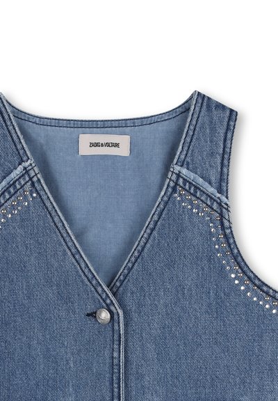 Blauw denim vest met een V-hals, zilverkleurige studs op de schouders en een enkele metalen drukknopsluiting aan de voorkant.