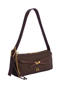 Bolsa de tela marrón con superficie texturizada, diseño delgado, detalles en cuero, herrajes dorados y correa de cadena desmontable.