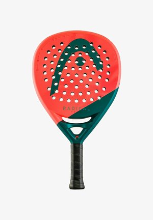 Padel-Schläger mit rundem, rotem Schlägerblatt, das ein grünes Logo, mehrere Löcher und einen schwarzen Gummigriff aufweist. Akzente sind ein weißes Muster.