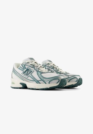 Witte mesh hardloopschoenen met teal accenten, textuurdetails, een gevoerde zool en logo opzij en op de hiel. Neutraal ontwerp.