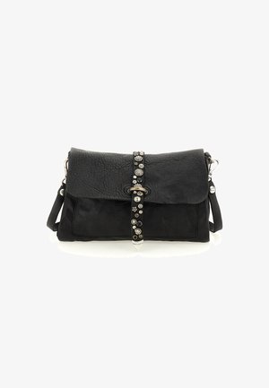 Borsa a tracolla in pelle nera con finitura texturizzata, caratterizzata da una tracolla decorativa adornata con vari perni e dettagli in metallo. Forma compatta e rettangolare.