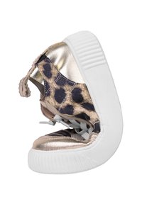 Metallisch goldene und marineblaue Leopardendruck-Hochschnitt-Sneaker mit einer weißen Gummisohle und grauen Schnürsenkeln, die ein strukturiertes Metallic-Finish aufweisen.