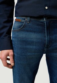 Wrangler TEXAS  - Vaqueros rectos - fog