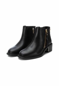 Botas negras de cuero hasta el tobillo con un acabado suave, detalles en cremallera dorada y un respaldo texturizado. Tacón bajo y diseño de punta redondeada.