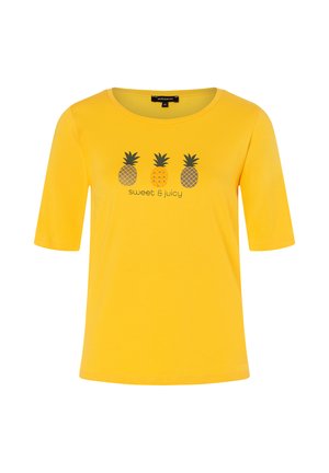 Gelbes Baumwoll-T-Shirt mit rundem Halsausschnitt, kurzen Ärmeln und drei Ananas-Grafiken. Der Text "sweet & juicy" steht unter dem Design.