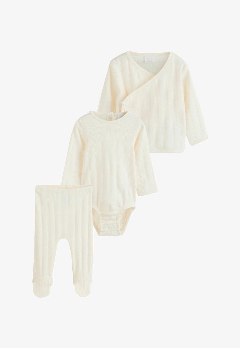 Ensemble de vêtements pour bébé en tricot côtelé couleur crème, comprenant un cardigan portefeuille, un body à manches longues et un pantalon avec pieds.
