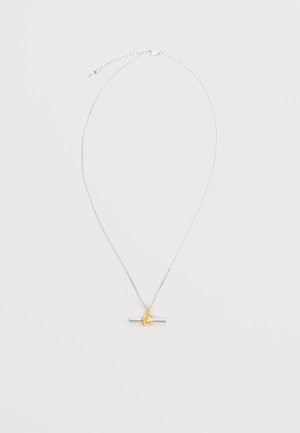 Collier délicat en chaîne d'argent avec un pendentif barrette horizontale en argent agrémenté d'un petit détail en nœud doré.