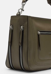 Olivgrüne Lederhandtasche mit zwei Reißverschlusstaschen, silbernen Beschlägen und dezenten Steppdetails an den Seiten.