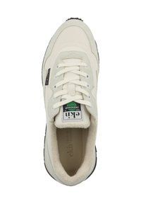 Beżowe tekstylne sneakersy z okrągłym czubkiem, białymi sznurówkami i czarną gumową podeszwą. Posiadają zieloną i białą metkę z logo na języku.
