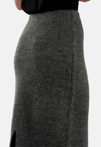 Gonna a matita grigia in feltro con spacco laterale, caratterizzata da una finitura testurizzata e una vestibilità slim, che mette in mostra linee pulite e dettagli di cucitura sottili.