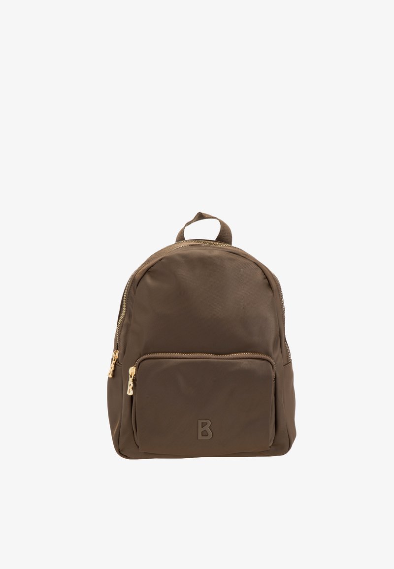 Mały brązowy plecak z przednią kieszenią na suwak, złotymi detalami zamka błyskawicznego oraz uchwytem na górze, na białym tle.