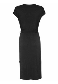 Robe noire midi avec de courtes manches à la cap, une texture côtelée et une taille nouée. Présente une coupe droite et une légère fente à l'ourlet.