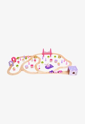 Ensemble de train en bois avec des rails courbés, un pont rose, des maisons colorées, des arbres, un hélicoptère et des petites figurines. Diverses couleurs pastel et textures.