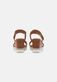 Marco Tozzi by Guido Maria Kretschmer BY GUIDO MARIA KRETSCHMER - Wedge sandals - chestnut