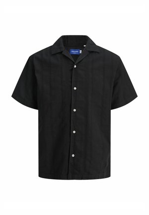 Camisa negra de manga corta con cierre delantero de botones, hecha de una tela texturizada, que presenta un cuello clásico y sutiles rayas verticales.