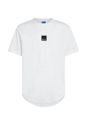 Balta īsroku T-krekls ar noapaļotu apakšu un nelielu melnu kvadrātveida logotipa aplikāciju priekšpusē. Mīksts kokvilnas materiāls.