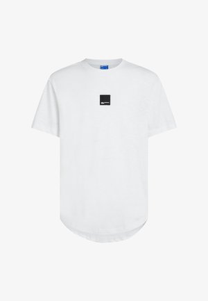 Balta īsroku T-krekls ar noapaļotu apakšu un nelielu melnu kvadrātveida logotipa aplikāciju priekšpusē. Mīksts kokvilnas materiāls.