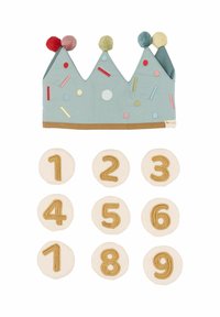 Tkaninska kruna u nježnoj plavoj boji s raznobojnim pomponima i raspršenim uzorcima; devet bež diskova sa zlatnim izvezenim brojevima od 1 do 9.