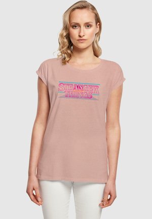ABSOLUTE CULT STRANGER THINGS - RETRO TITLE - T-shirts med print - duskrose