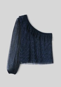 Top asymétrique bleu marine en tissu texturé et transparent. Présente un ourlet froncé et une manche bouffante, mettant en valeur son design distinct.