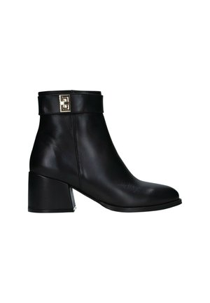 Stivaletto in pelle nera con tacco a blocco, punta rotonda e dettaglio in metallo dorato sulla cinghia alla caviglia.