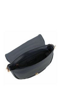 Bolso de crossbody de cuero texturizado en azul oscuro, con cierre de cremallera, múltiples bolsillos y detalles de herrajes en tono dorado. Vista del interior abierta visible.