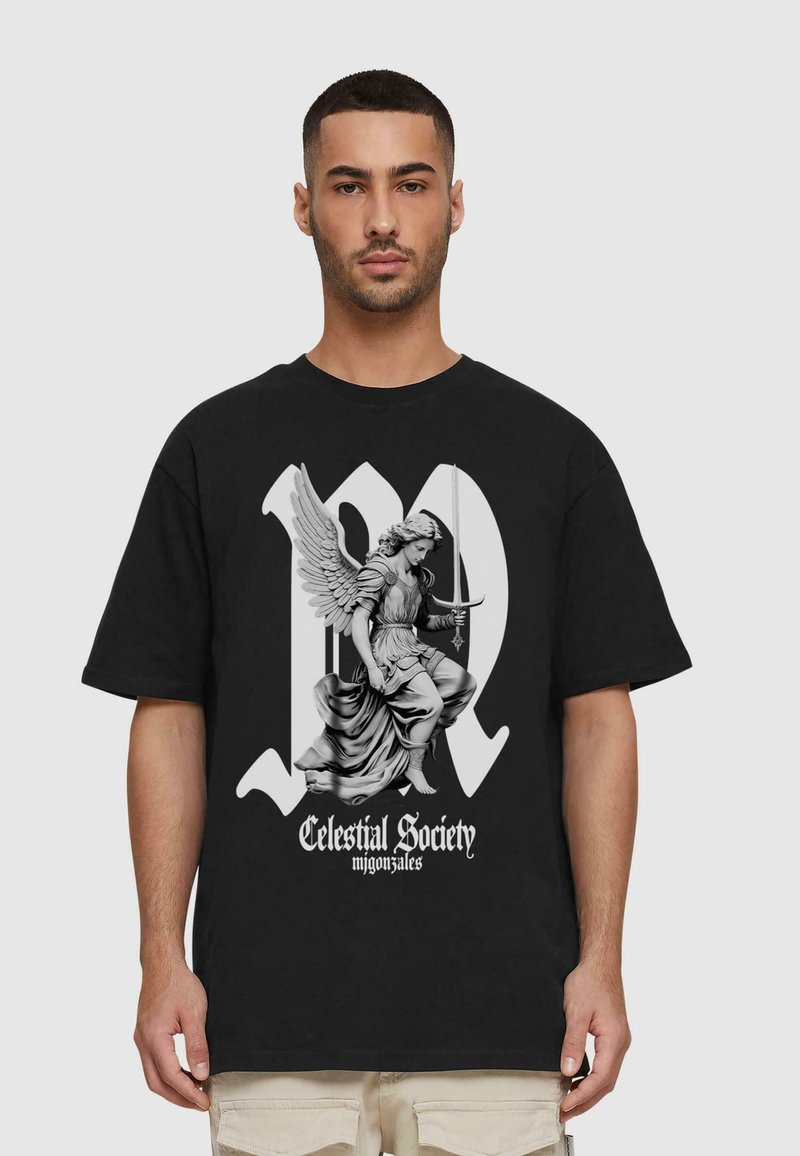 Svart T-skjorte med kort erm som har et detaljert engelmotiv i grått, med teksten "Celestial Society" under i en dekorativ skrift.