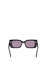 Ochelari de soare dreptunghiulari negri cu lentile violet. Ramă din plastic groasă, având accente aurii lângă balamale. Design minimalist.