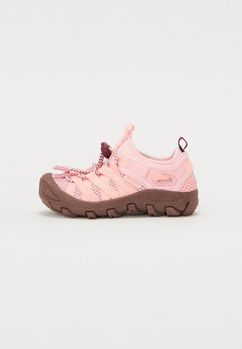 Rosa barnskor med ovandel i mesh, elastiska snörningar och en brun gummisula; designade för komfort och ventilering.