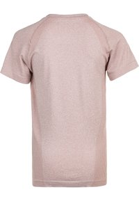 Kortärmad t-shirt i ljusrosa tyg med texturerade sidopaneler och rund halsringning. Slät textur med subtila räfflade detaljer.