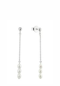 Orecchini pendenti in argento presentano un design a catena con tre perle bianche sospese da ciascun orecchino, fissate con chiusure a farfalla.