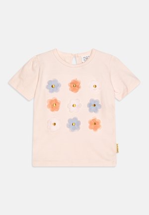 T-shirt in cotone rosa a maniche corte con scollatura rotonda e bottone sul retro. Presenta nove applicazioni floreali colorate con dettagli dorati.