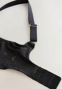 Zwart kanten bh met verstelbare zwarte bandjes en roségouden accessoires. Heeft een bloempatroon, een zachte textuur en een haak-en-oogsluiting.