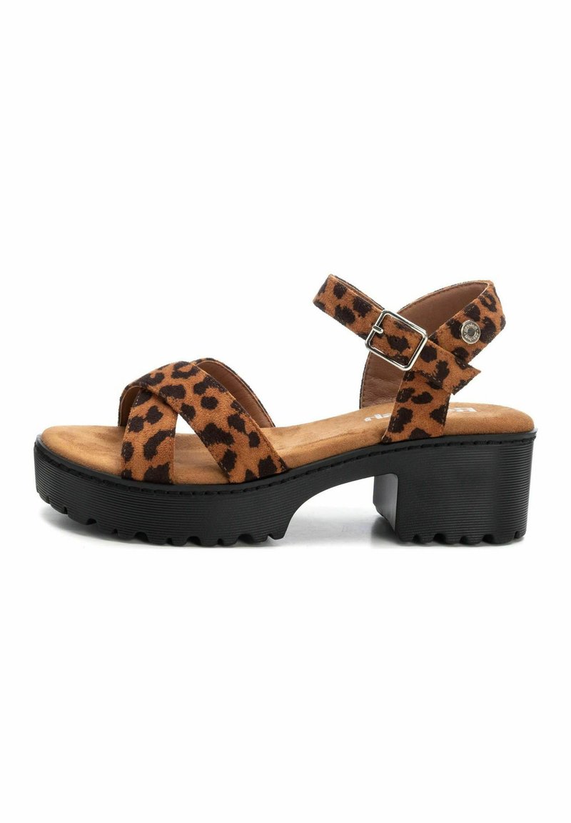 Sandalias de ante con estampado de leopardo, correas cruzadas, plantilla marrón y suela de goma negra gruesa con agarre texturizado.