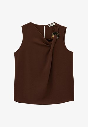Top sin mangas de color marrón oscuro con escote asimétrico, detalle de lazo de tela asegurado por una hebilla metálica redonda en el hombro derecho.
