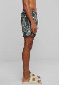 Urban Classics PATTERN - Fürdőnadrág - white dot camo aop