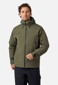 Giacca impermeabile verde oliva con cappuccio, tasche con zip e polsini regolabili; realizzata in tessuto resistente, presenta un logo sul petto.