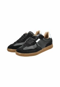 Scarpe atletiche nere realizzate in pelle e suede, con suola testurizzata, punta arrotondata e dettagli grigi con lacci neri.