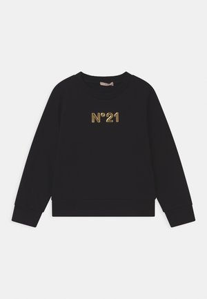 Musta huppari, jossa on pyöreä kaula-aukko ja pitkät hihat, etupuolella on keskiössä metallinhohtoinen kultainen "N°21" -logo. Pehmeä kangas.