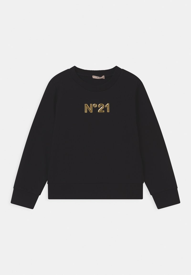 Sweat à capuche noir avec un col rond et des manches longues, arborant un logo « N°21 » en métal doré centré sur l'avant. Texture de tissu douce.