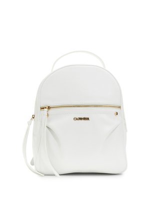 Mochila de cuero blanco con cremallera dorada, bolsillo frontal, asa superior y correas ajustables para los hombros, con placa de logo metálica de la marca.