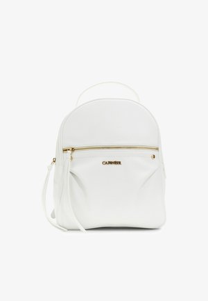 Sac à dos en cuir blanc avec fermeture éclair dorée, poche avant, poignée supérieure et bretelles réglables, orné d'une plaque logo en métal.