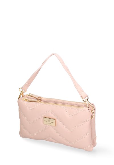 Sac à main en cuir rose matelassé avec une fermeture éclair dorée, doté d'une bandoulière, d'un motif en chevron et d'une plaque logo dorée à l'avant.