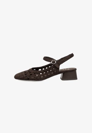 Zapato de mujer marrón oscuro tejido con tira trasera con hebilla redonda y tacón bajo de bloque sobre fondo blanco.