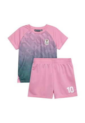Różowy strój sportowy dla dzieci z koszulką z logo w formie gradientu oraz pasujące spodenki z białym numerem 10 na nogawce.