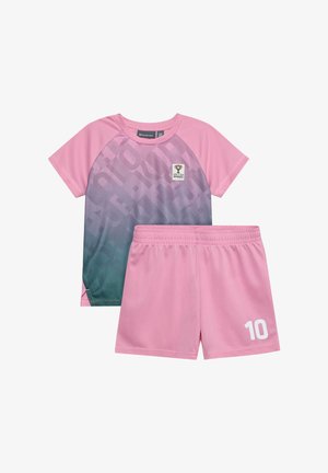 Tenue de sport rose pour enfants avec t-shirt à logo dégradé et short assorti avec le numéro 10 blanc sur la jambe.